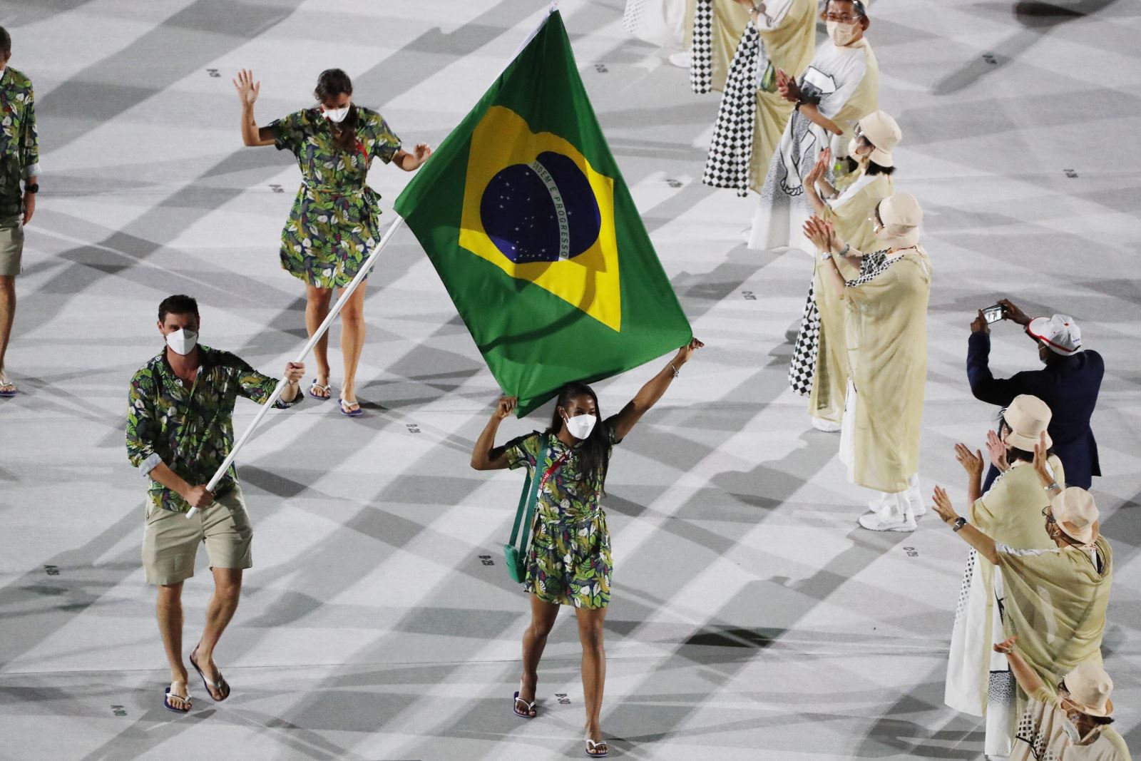 Brasil Desfila Com Delegação Curta Na Cerimônia De Abertura Das ...